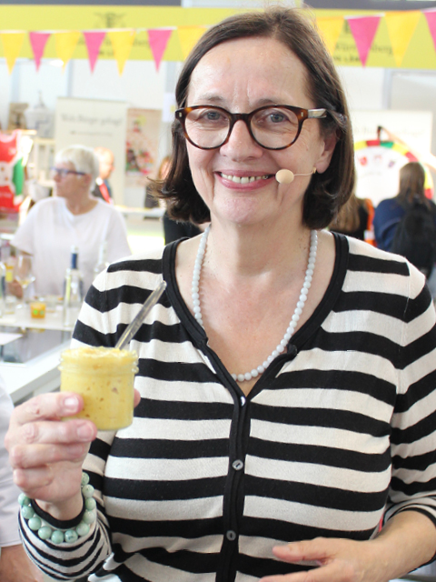 Barbara Assheuer mit fermentierter Paste